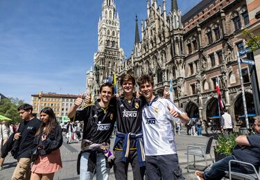 Los aficionados madridistas disfrutan de un buen día en Marienplatz, la plaza central de Múnich. 