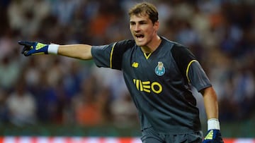 FC Porto&#039;s Spanish goalkeeper Iker Casillas gestures during a friendly football match against Villareal at the Dragao stadium in Porto, on August 6, 2016.  / AFP PHOTO / MIGUEL RIOPA