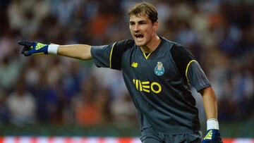 FC Porto's Spanish goalkeeper Iker Casillas gestures during a friendly football match against Villareal at the Dragao stadium in Porto, on August 6, 2016. / AFP PHOTO / MIGUEL RIOPA