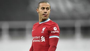 Thiago Alc¨¢ntara, jugador del Liverpool, durante un partido.
