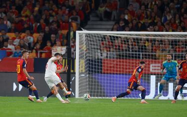1-2. Salih Özcan controla la pelota en el balcón del área española y saca un latigazo con la derecha para batir a Unai Simón.