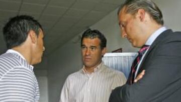 <b>REUNIÓN. </b>Manolo Salvador, Luis García y Quico Catalán meditan posibles refuerzos en enero.