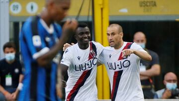 Soccer Football - Serie A - Inter Milan v Bologna - San Siro, Milan, Italy - July 5, 2020  Bologna&#039;s Musa Juwara celebrates scoring their first goal  with Rodrigo Palacio, as play resumes behind closed doors following the outbreak of the coronavirus 