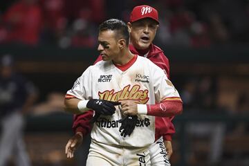 Los Diablos Rojos derrotaron 13-11 a los Tigres de Quinta Roo para clasificar a la final de la Zona Sur en la LMB. La afición vibró con la victoria de los locales.