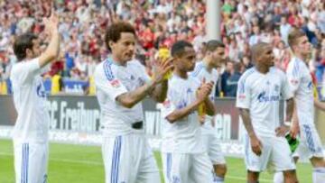 Los jugadores del Schalke se dirigen a su afici&oacute;n para celebrar el cuarto puesto.