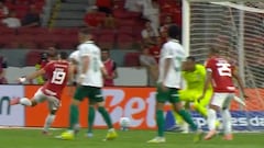 Arquero de Palmeiras le saca lo que pudo ser un golazo a Borré