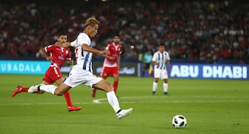 ABU DHABI, UNITED ARAB EMIRATES - DECEMBER 09: Keisuke Honda of Pachuca shoots during the  FIFA Club World Cup match between CF Pachuca and Wydad Casablanca at Zayed Sports City Stadium on December 9, 2017 in Abu Dhabi, United Arab Emirates.  (Photo by Francois Nel/Getty Images )