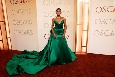 Charithra Chandran posa en la alfombra roja del Dolby Theatre.