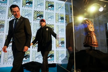 El presidente de la Junta de Andaluca, Juanma Moreno (i); y el actor y director, Santiago Segura (d), durante la presentacin de la San Diego Comic-Con.  