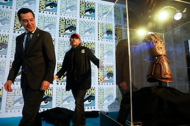 El presidente de la Junta de Andalucía, Juanma Moreno (i); y el actor y director, Santiago Segura (d), durante la presentación de la San Diego Comic-Con.  