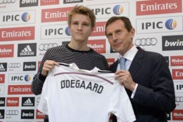 Martin Odegaard, nuevo centrocampista del Real Madrid, durante su presentación oficial hoy como jugador blanco