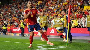 Mikel Merino celebra uno de sus goles en el partido ante Bulgaria.