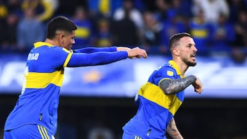 BUENOS AIRES, ARGENTINA - SEPTEMBER 11: Darío Benedetto of Boca Juniors celebrates with teammate Marcos Rojo after scoring the first goal of his team during a match between Boca Juniors and River Plate as part of Liga Profesional 2022 at Estadio Alberto J. Armando on September 11, 2022 in Buenos Aires, Argentina. (Photo by Rodrigo Valle/Getty Images)
