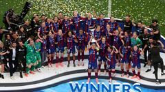 Soccer Football - Women's Champions League - Final - FC Barcelona v Olympique Lyonnais - San Mames, Bilbao, Spain - May 25, 2024 FC Barcelona's Alexia Putellas lifts the trophy with teammates after winning the women's Champions League final REUTERS/Violeta Santos Moura     TPX IMAGES OF THE DAY