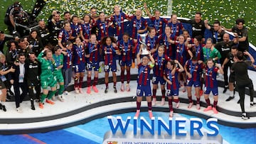 Soccer Football - Women's Champions League - Final - FC Barcelona v Olympique Lyonnais - San Mames, Bilbao, Spain - May 25, 2024 FC Barcelona's Alexia Putellas lifts the trophy with teammates after winning the women's Champions League final REUTERS/Violeta Santos Moura TPX IMAGES OF THE DAY