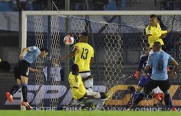 Uruguay golea a Colombia 3-0 en el Centenario