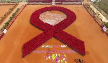 Fotograf¨ªa a¨¦rea del lazo rojo elaborado por los estudiantes de un colegio de la India en Bhubaneswar.