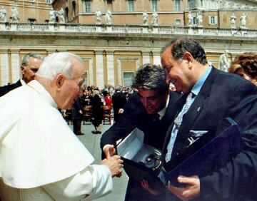 Acudió con Jesús Gil a ver al Papa Juan Pablo II para entregarle sendas réplicas de los trofeos conquistados en la campaña 1995-96.