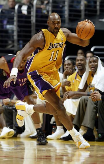 Equipos: Utah Jazz (1985-2003) y Los ?ngeles Lakers (2003-2004). Promedios en su carrera: 25 puntos, 10,1 rebotes y 3,6 asistencias. Dieciocho a?os estuvo El Cartero en la que fue su casa baloncest¨ªstica: Salt Lake City. Tras cumplir la ¡®mayor¨ªa de edad¡¯, se mud¨® a Los ?ngeles, en el ¨²ltimo intento de conseguir un anillo que se le escap¨® dos veces seguidas: en el 98 y en el 99, con la instant¨¢nea de Michael Jordan ante Byron Russell como martirio. Junto a Kobe Bryant, Shaquille O¡¯Neal y Gary Payton, form¨® parte de un big four que, con un 1 a 4 en la serie, implosion¨® en las Finales ante los Pistons. En total, disput¨® 42 partidos de p¨²rpura y oro, siendo el ¨²nico curso de su carrera, adem¨¢s del de rookie, en el que no rebas¨® la l¨ªnea de los veinte puntos (13,2). En Utah, bajo las ¨®rdenes de Frank Layden y, sobre todo, Jerry Sloan, disput¨® los playoffs en todas sus temporadas, logr¨® dos MVP (el ¨²nico jugador de la franquicia con el reconocimiento), estuvo once temporadas consecutivas en el mejor quinteto de la competici¨®n e inscribi¨® su nombre en la clasificaci¨®n hist¨®rica de anotadores: con 36.928 puntos, s¨®lo le supera Kareem Abdul-Jabbar.