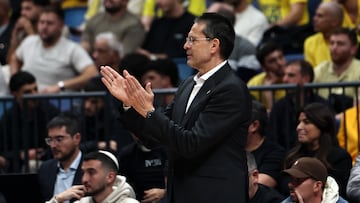 Jerusalem (-), 18/12/2025.- Valencia's head coach Pedro Martinez gestures during the Euroleague basketball match between Maccabi Rapyd Tel Aviv and Valencia Basket in Jerusalem, 18 December 2025. (Baloncesto, Euroliga, Jerusalén) EFE/EPA/ATEF SAFADI