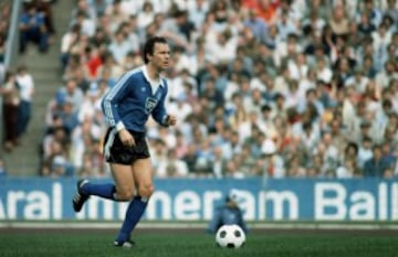 No solo es uno de los mejores defensas de la historia sino que es uno de los mejores jugadores de todos los tiempos. Jugó 424 partidos en la Bundesliga y 78 en la Copa de Europa. Jugó en el Bayern Múnich, en el New York Cosmos y en el Hamburger SV. Fue 103 veces internacional con Alemania con la que ganó la Eurocopa de 1972 y el Mundial de 1974. En su palmarés también tiene 5 Bundesligas, 4 Copas de Alemania, 1 Recopa de Europa, 3 Copas de Europa y 1 Copa Intercontinental. En la imagen, Beckenbauer juagando con el Hamburger SV en 1982.