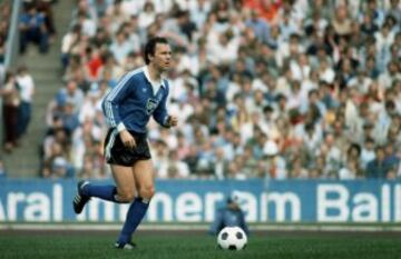No solo es uno de los mejores defensas de la historia sino que es uno de los mejores jugadores de todos los tiempos. Jug¨® 424 partidos en la Bundesliga y 78 en la Copa de Europa. Jug¨® en el Bayern M¨²nich, en el New York Cosmos y en el Hamburger SV. Fue 103 veces internacional con Alemania con la que gan¨® la Eurocopa de 1972 y el Mundial de 1974. En su palmar¨¦s tambi¨¦n tiene 5 Bundesligas, 4 Copas de Alemania, 1 Recopa de Europa, 3 Copas de Europa y 1 Copa Intercontinental. En la imagen, Beckenbauer juagando con el Hamburger SV en 1982.