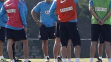 <b>EMPEÑO. </b>Quique, aleccionando a sus hombres durante una sesión de trabajo en Majadahonda. El técnico no tira la toalla.