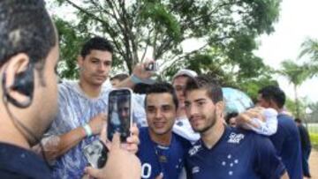 Lucas Silva se fotograf&iacute;a con hinchas del Cruzeiro.