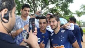 Lucas Silva se fotografía con hinchas del Cruzeiro.