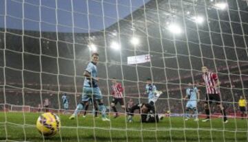 Aduriz marca el 1-0.