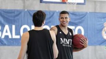 <b>BUEN AMBIENTE. </b>Hettsheimeir, protagonista hoy, bromea con Suárez.