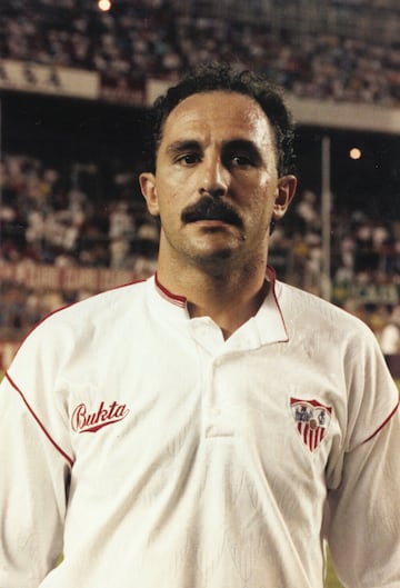 Formado en las categorías inferiores del Athletic, subió al primer equipo en 1980 y estuvo alternándolo con el filial hasta 1987. Ese mismo año fichó por el Sevilla, donde estuvo hasta 1991, cuando regresó a su club de toda la vida (hasta 1993).