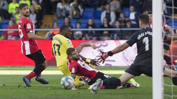 Unai Simón bajo palos en La Cerámica.