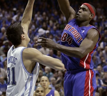 Warriors, Bullets/Wizards, Kings... y después también Philadelphia y Detroit. Chris Webber jugó solo 43 partidos con la camiseta de los Pistons.