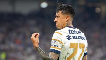 AME4944. MONTERREY (MÉXICO), 04/05/2025.- Robert Ergas de Pumas reclama una jugada ante Monterrey este domingo, en el partido correspondiente al Play In 2 del Torneo Clausura 2025 en el estadio BBVA, en Monterrey (México). EFE/Miguel Sierra