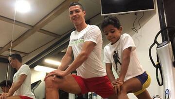 El hijo de Cristiano Ronaldo prepara el derbi con su padre