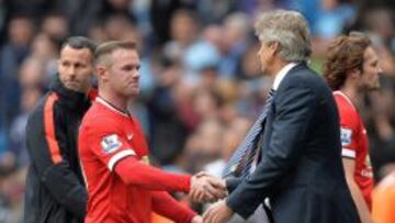 Manuel  Pellegrini, t&eacute;cnico del Manchester City, se saluda con Wayne Rooney (M. United) despu&eacute;s del 1 a 0 en la Premier League. 