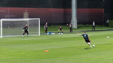 Los mejores goles y paradas del primer entreno de la Selección