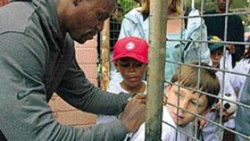 <b>POPULAR.</B> Carl Lewis lleva cinco años retirado, pero su figura sigue siendo muy alargada.