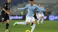 Brayan Perea va por el primer gol en su regreso a la Lazio.