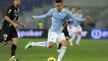 Brayan Perea va por el primer gol en su regreso a la Lazio.