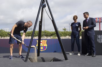 Andrés Iniesta tira la primera palada de tierra.