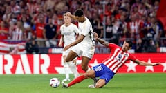 Bellingham y Savic, en una jugada del Real Madrid-Atlético de la primera vuelta de LaLiga EA Sports.