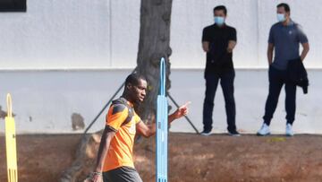 Geoffrey Kondogbia, en el entrenamiento de esta ma&ntilde;ana. Al fondo, Anil Murthy.