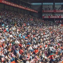 El Sporting golea en su debut en El Molinón ante 9.700 personas