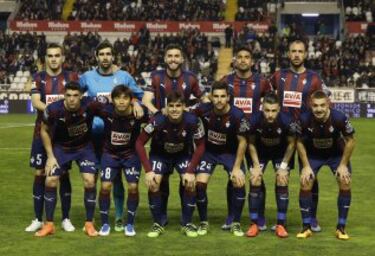 El once inicial del Eibar. De pie: Escalante, Riesgo, Borja Bastón, Mauro y Ramis. Agachados: Capa, Inui, Dani García, Adrián, Juncá y Radosevic.