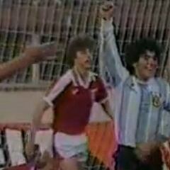 Se cumplen 40 años del debut profesional de Maradona
