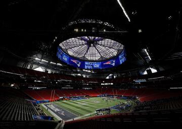 Estamos a pocas horas de que arranque el Super Bowl en el Mercedes-Benz Stadium y aquí te presentamos postales del recinto.