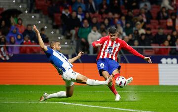 2-0. Balón largo para la carrera de Álvaro Morata por la banda derecha, se mete en el área, recorta a Aleksander Sedlar y dispara con la izquierda al palo largo de Siviera para anotar el segundo gol rojiblanco.