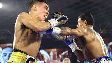 &Oacute;scar Valdez y Miguel Berchelt intercambian golpes durante su combate.